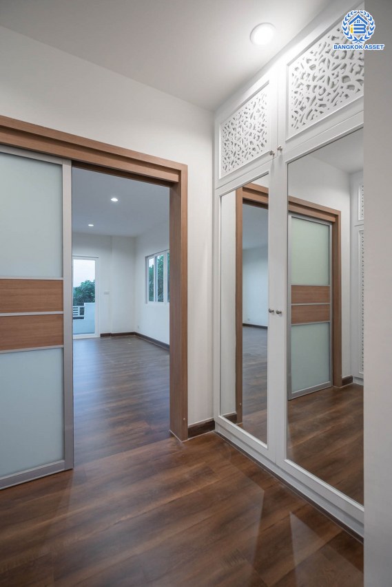 บ้านมือสองตกแต่งใหม่ โครงการ คาซ่าแกรนด์ รัตนาธิเบศร์-ราชพฤกษ์ บ้านเดี่ยวจากแบรนด์ Q.House เนื้อที่ 70 ตร.ว. ฟังก์ชัน 3 ห้องนอน 4 ห้องน้ำ 1 ห้องแม่บ้าน จอดรถได้ถึง 2 คัน พร้อม Facilities ครบครัน บนทำเลเดินทางสะดวก ติดถนนราชพฤกษ์ ใกล้เซ็นทรัลเวสต์เกต และรถไฟฟ้าสายสีม่วง "สถานีบางรักใหญ่"